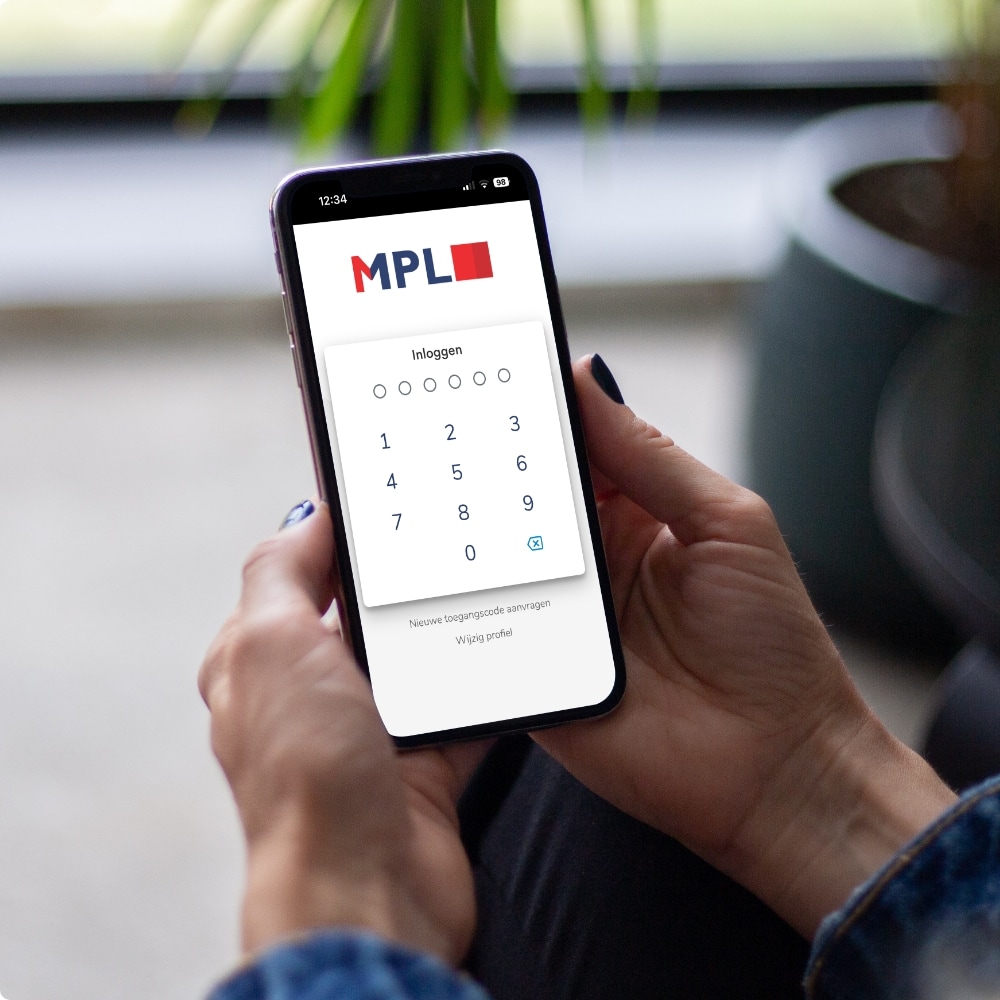 Iemand die een smartphone vast heeft met op het scherm een MPL inlogscherm